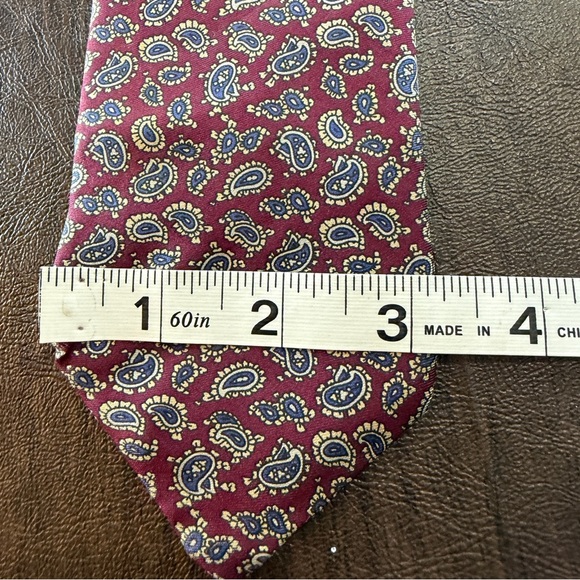 Buckingham Men's Red Paisley Dress Tie Made in USA - Picture 4 of 8